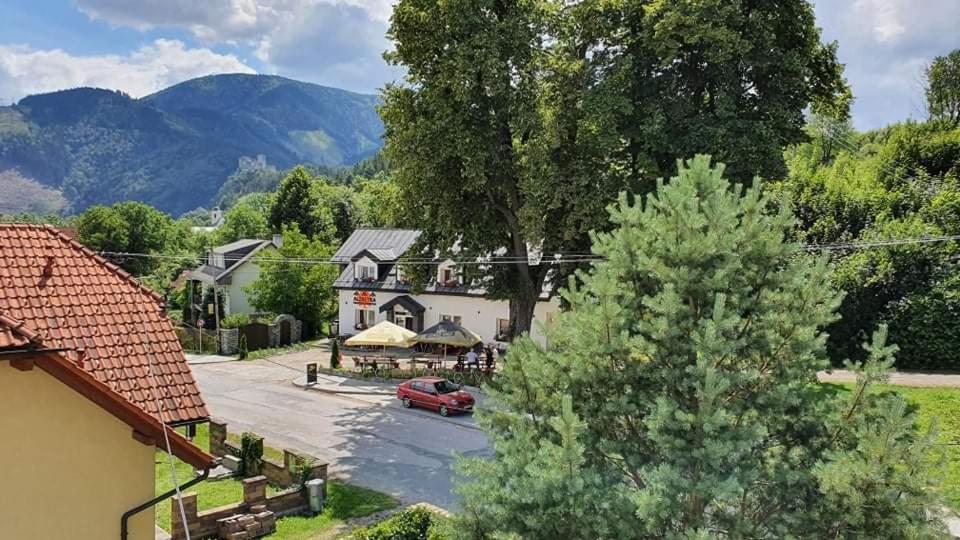Pizzeria Alzbetka Hotel Strecno Exterior foto